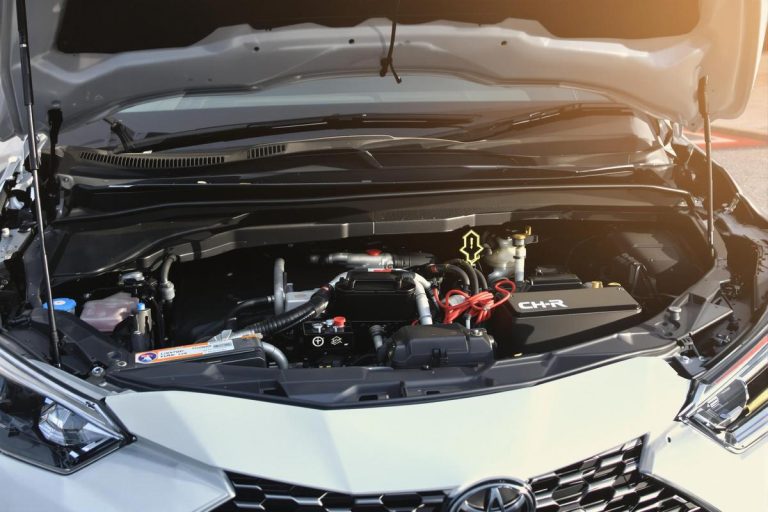 Comment démarrer une Toyota CH-R hybride en panne de batterie ?