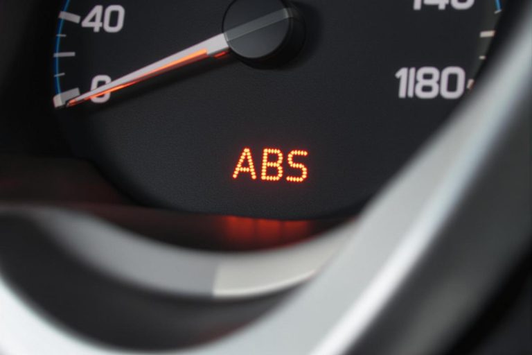 Le voyant de l'ABS est différent d'un véhicule à l'autre