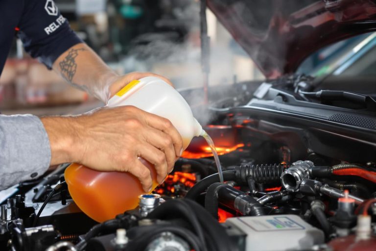 Peut-on mettre du liquide de refroidissement moteur chaud ?