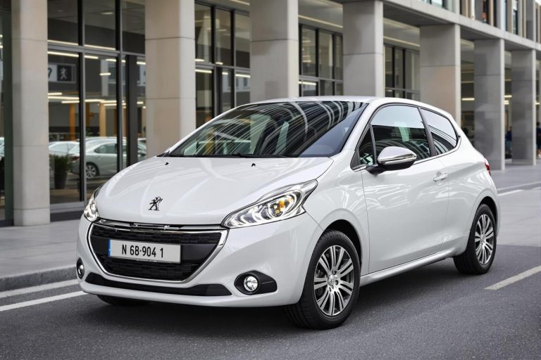 Prix Peugeot 208 neuve essence 5 portes boîte automatique.